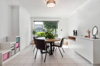 <p><strong>Gezellige rijwoning met diepe tuin op een vlotte ligging</strong></p>
<p>Deze verzorgde rijwoning bevindt zich in een aangename, open straat op korte afstand van het centrum en met een vlotte verbinding richting Ardooie en Deinze. Dankzij de praktische indeling, de zonnige tuin en de reeds uitgevoerde investeringen is dit een ideale woning voor starters, jonge gezinnen of wie op zoek is naar een comfortabele thuis op een centrale locatie.</p>
<p><strong>INDELING</strong></p>
<p><strong>Gelijkvloers:</strong> inkomhal met gastentoilet, lichtrijke leefruimte met plaats voor een gezellige zithoek en eetruimte. Achteraan bevindt zich de ingerichte keuken met ontbijthoek, voorzien van talrijke ingemaakte kasten en uitgerust met onder meer een gasfornuis, oven, dampkap en vaatwasser. Aansluitend zijn er een praktische bijkeuken/wasplaats en een extra berging.</p>
<p><strong>Verdieping:</strong> nachthal, drie slaapkamers en een badkamer uitgerust met een lavabomeubel en een douche in bad. Via een uitschuiftrap is de ruime zolder bereikbaar. Dankzij het grote veluxraam biedt deze ruimte bovendien interessante mogelijkheden als hobbyruimte, berging of toekomstige uitbreiding.</p>
<p><strong>BUITENOMGEVING</strong></p>
<p>Achteraan geniet u van een overdekt terras dat uitkijkt op de aangename, diepe tuin met tuinberging.</p>
<p><strong>EXTRA TROEVEN</strong></p>
<ul>
<li>Elektrische installatie reeds vernieuwd</li>
<li>Voorzien van zonnepanelen</li>
<li>Diepe tuin met overdekt terras</li>
<li>Vlotte verbinding richting Ardooie en Deinze</li>
<li>Ruime parkeermogelijkheden voor de woning op de publieke parkeerstroken</li>
</ul>
<p>Een verzorgde woning met een praktische indeling, een mooie buitenruimte en een uitstekende bereikbaarheid. Ideaal voor wie comfortabel wil wonen nabij het centrum.<br /><br />BEZOEKMOMENT DINSDAG 7 JULI TUSSEN 17-19 UUR NA AFSPRAAK.</p>