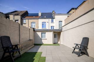 <p>Te koop: instapklare en technisch volledig conforme woning op toplocatie nabij Sint-Pietersstation<br /><br />Ligging<br /><br />Deze woning bevindt zich in de Bommelstraat 12 in Gent, op een absolute toplocatie nabij het Sint-Pietersstation en UZ Gent en op fietsafstand van het historische stadscentrum. Dankzij de nabijheid van winkels, scholen, openbaar vervoer en belangrijke invalswegen geniet u hier van een bijzonder vlotte bereikbaarheid. De combinatie van een rustige woonomgeving en de nabijheid van alle belangrijke voorzieningen maakt dit een uiterst interessante locatie voor zowel eigen bewoning als investering.<br /><br />Indeling<br /><br />Op het gelijkvloers bevindt zich een ruime leefruimte met aansluitend de keuken en badkamer. Vanuit de woning is er toegang tot de aangename koer, een absolute meerwaarde op deze centrale locatie in Gent.<br /><br />De eerste verdieping beschikt over twee volwaardige slaapkamers. Op de tweede verdieping bevindt zich een ruime derde slaapkamer, aangevuld met een extra zolderkamer. Deze ruimte kan nog perfect worden ingericht als bureau, dressing, hobbyruimte of extra bergruimte.<br /><br />De woning biedt hierdoor niet alleen voldoende slaapkamers, maar ook heel wat praktische mogelijkheden voor gezinnen, starters of wie graag een aparte thuiswerkplek heeft.<br />De belangrijkste technische aspecten werden (dak, isolatie, elektriciteit, verwarming) aangepakt, waardoor u hier zonder grote technische zorgen uw nieuwe thuis kunt betrekken.<br /><br />Troeven<br /><br />Absolute topligging nabij Sint-Pietersstation en UZ Gent<br />Op fietsafstand van het centrum van Gent<br />Instapklare en gerenoveerde woning<br />Technisch volledig in orde<br />3 volwaardige slaapkamers<br />Extra zolderkamer met verschillende mogelijkheden<br />Aangename tuin<br />Praktische indeling met veel mogelijkheden<br />Uitstekende bereikbaarheid en alle voorzieningen in de directe omgeving<br /><br />Een instapklare stadswoning waarbij vooral de technische staat een belangrijke troef vormt. U geniet hier van het comfort van een gerenoveerde en technisch volledig conforme woning, zonder de zorgen van een omvangrijke renovatie, en dat op één van de meest gegeerde locaties van Gent.<br /><br />Interesse? Voor meer info en/of bezoek bel Arthur: 0473 90 90 94</p>