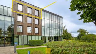 Stijlvol en zorgeloos vertoeven in een prachtige kader, vandaag en morgen? Op een boogscheut van de historische stad Brugge en vlak bij AZ St Jan ligt de nieuwe residentie Prinsenhof Senior Resort . De residentie wordt beheerd door Orpea die diensten van hoog niveau aanbiedt. De residenten genieten van permanente zekerheid door gepersonaliseerde begeleiding, hotel diensten met comfortabele leefruimtes, een gastronomische restaurant &amp; gezellige bar , een iedere dag gevarieerde animatie en activiteiten. Dit allemaal in een groene, rustige en uiterste aangename omgeving. Mogelijkheid tot aankoop van een ondergrondse autostaanplaats<br />Het appartement is smaakvol ingericht en beschikt over een lichtrijke leefruimte met grote glaspartijen en weidse uitzichten op de groene omgeving. De moderne open keuken is voorzien van alle comfort &amp; toestellen en aansluitend is een aparte ruime berging met dienstkraan voor het aansluiten van wasmachine/droogkast. De mooie slaapkamer is voorzien van alle comfort en heeft een grote badkamer. De badkamer bevat een toilet, lavabo, kast, inloopdouche met zitplank. Dit appartement kreeg een upgrade met zeer kwalitatieve materialen, en is volledig rolstoelvriendelijk. De flat heeft een E-peil 50 met EPB identificatiecode 31005-G-20146014/EP06050/D01/SD063. Het pand is gelegen is mogelijk overstromingsgevoelig gebied, G-score : A en P-score / D.