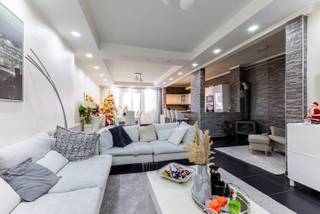 Dit opbrengsteigendom of meergezinswoning is gelegen te Hoboken. Het eigendom vormt een interessante opportuniteit voor investeerders of grote gezinnen die op zoek zijn naar een pand met meerdere woonmogelijkheden. Het gebouw bestaat uit 2 woongelegenheden.<br /><br />Het gelijkvloers is momenteel verhuurd en bestaat uit een woonkamer, 2 slaapkamers, berging badkamer en overdekte koer achteraan.<br /><br />Het eerste en tweede verdiep is verdeeld in een duplex appartement. Op de 1ste verdieping vinden we de ruime woonkamer met open keuken, 1ste badkamer, 1 slaapkamer en overdekt terras vanwaar je toegang hebt tot de koer met tuinberging. <br />Het 2e verdiep omvat 3 slaapkamers, 2e badkamer en groot terras. Eveneens is er ruime zolder aanwezig.<br /><br />Sterke punten:<br />- Gunstige EPC voor beide woongelegenheden (label B)<br />- Ligging nabij invalsweg A12 (ideaal richting Brussel-Mechelen of Antwerpen). <br />- Meerdere slaapkamers en badkamers<br />- Ideaal als investering of voor grote gezinnen<br /><br />Interesse in deze interessante eigendom? Neem gerust contact met ONE Vastgoed op (03/360.85.30) voor meer informatie of een bezoek ter plaatse.