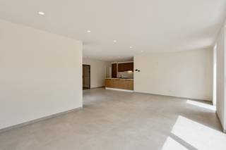 Stijlvol nieuwbouwappartement te huur in Tongerlo!<br /><br />In de Meulemanslaan 17 te Tongerlo bevindt zich dit kleinschalige nieuwbouwproject met slechts vijf appartementen, rustig gelegen met mooi zicht op het park.<br /><br />Het appartement combineert comfort en energiezuinigheid en beschikt over een lichtrijke leefruimte met open, volledig ingerichte keuken, slaapkamers, moderne badkamer, berging en apart toilet.<br /><br />Vanuit de leefruimte heb je toegang tot een ruim terras waar je in alle rust kan genieten van het groene uitzicht.<br /><br />Extra troeven zijn de privatieve berging en autostaanplaats.<br /><br />Kortom, een kwalitatief afgewerkt en instapklaar nieuwbouwappartement op een rustige ligging in Tongerlo.<br /><br />Vaste kosten: 95 euro: O<span>nderhoud tuin, gemene delen, elektriciteit en water gemene delen,…</span><br /><br />Bel ons op 014/95.37.50 of mail naar secretariaat@degroot-celen.be