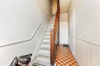 <p>Deze <strong>opbrengsteigendom </strong>omvat drie afzonderlijk vergunde wooneenheden en biedt een interessante investeringsopportuniteit op een centrale locatie.</p><p>De drie appartementen beschikken elk over hun eigen voorzieningen, wat zorgt voor een duidelijke en praktische indeling van het gebouw.</p><p>Gelegen in een aangename woonomgeving, op korte afstand van winkels, scholen en openbaar vervoer, combineert deze eigendom een vlotte bereikbaarheid met het comfort van een kleinschalig gebouw. Dankzij de vergunde toestand en de aanwezigheid van meerdere wooneenheden vormt dit pand een solide investering met blijvend potentieel.</p><p><br /></p><p><strong>Extra troeven:</strong></p><ul><li>drie vergunde appartementen</li><li>kleinschalig gebouw</li><li>centrale ligging</li><li>interessante investering</li><li>uniek uitzicht</li></ul>