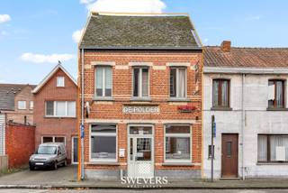 Voor meer info en foto’s, surf naar www.swevers.be – BESCHIKBAAR BIJ AKTE (niet verhuurd) - Dit handelspand met horecabestemming aan Ginderbroek 102 in Mol biedt een unieke kans voor ondernemers. Het pand, gebouwd in 1930 en deels gerenoveerd rond 2000, heeft een bewoonbare oppervlakte van 140 m² en staat op een perceel van 2a 36ca. De begane grond omvat een gezellige caféruimte van 50 m² met karaktervolle bar, een multifunctionele ruimte van 16 m², een terras van 70 m² (waarvan 20 m² overdekt), toiletten, een berging, een kleine keuken en badkamer. Op de eerste verdieping zijn er drie slaapkamers (8, 11 en 12 m²) met diverse gebruiksmogelijkheden. De zolder, bereikbaar via een vaste trap, biedt extra uitbreidingspotentieel. Het zuidwestelijk georiënteerde terras geniet veel zon, ideaal voor gasten of ontspanning. De locatie is strategisch: dichtbij openbaar vervoer, scholen, winkels en verbindingswegen. Voor meer informatie, bel 011 255 155. Bron bewoonbare oppervlakte: EPC – verslag. Dit pand is onderworpen aan de renovatieverplichting van de Vlaamse overheid voor niet-residentiële gebouwen (behoudens bij sloop binnen 5 jaar na de aankoop). Consulteer voor meer informatie de website van het Vlaams Energie- en Klimaatagentschap via https://www.vlaanderen.be/bouwen-wonen-en-energie/niet-residentiele-gebouwen/verplichtingen-voor-niet-residentiele-gebouwen/renovatieverplichting-voor-niet-residentiele-gebouwen.