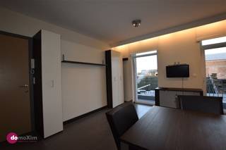 <p><span>Studio moderne et meublé, pour deux personnes, dans le centre de Louvain</span></p><p><span> </span></p><p><span>Ce studio est situé sur la Bondgenotenlaan et est entièrement meublé. Sa situation unique dans le centre de Louvain et à proximité des transports en commun en fait votre base idéale. Ce studio convient à deux personnes. </span></p><p><span> </span></p><p><span>Le studio est entièrement équipé. Vous disposez d'un canapé, d'un lit double, d'une table et de chaises, d'un bureau et d'un téléviseur. La kitchenette est entièrement équipée d'un réfrigérateur, d'un lave-vaisselle, d'un micro-ondes et d'une plaque de cuisson. En outre, des couverts, des assiettes et des ustensiles de cuisine sont également mis à votre disposition. </span></p><p><span> </span></p><p><span>La salle de bains est équipée d'une douche, de toilettes et d'un lavabo. Avez-vous un lave-linge ou un sèche-linge ? Le raccordement est disponible. </span></p><p><span> </span></p><p><span>Le bâtiment est équipé d'un ascenseur. Au sous-sol de l'immeuble, vous pouvez jeter vos déchets et il y a de l'espace pour ranger votre vélo. </span><span> </span></p><p><span> </span></p><p><span>La redevance mensuelle est de €95. Ce forfait couvre tous vos frais pour les parties communes, le chauffage, l'internet, le ramassage des ordures et, au début du contrat, vous recevrez un nouveau protège-matelas. </span></p><p><span> </span></p><p><span>Vous pouvez également louer ce studio pour une période plus courte. La période minimale est de 6 mois et le loyer sera alors majoré de 8 %. Les charges restent les mêmes. </span></p><p><span> </span></p><p><span>Planifiez votre visite dès maintenant !</span></p><p><span> </span></p><p><span>015 20 36 00 - <span>info@domoxim.be</span></span></p><p><span> </span></p>