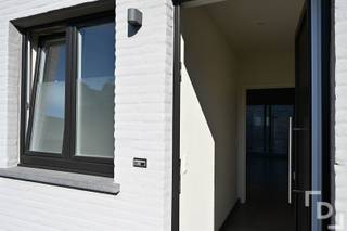 Deze instapklare woning ligt in een rustig straatje vlak bij het centrum van Ieper, net achter het station. Alle voorzieningen zoals winkels, scholen en openbaar vervoer bevinden zich op wandel- of fietsafstand. In 2018 werd de woning volledig gestript en met kwalitatieve materialen gerenoveerd.Bij het binnenkomen treffen we een praktische inkomhal met apart toilet en een ruime inbouwkast. Aansluitend bevindt zich de lichtrijke woonkamer (23 m²), die naadloos overgaat in de keuken. Deze is uitgerust met een kookplaat, dampkap, dubbele spoelbak, ruime koelkast en combi‑oven. Vanuit de woonkamer bereik je het onderhoudsvriendelijke, duurzaam afgewerkte terras (13 m²).Via de open trap komen we op het eerste verdiep. Hier bevindt zich een ruime slaapkamer (11 m²) en de volledig ingerichte badkamer met douche, ligbad, wastafel in meubel en toilet. Op het tweede verdiep vinden we nog twee extra slaapkamers (10 m² en 9 m²).De woning is onmiddelijk beschikbaar.TROEVEN:- Rustige ligging- Direct beschikbaar- Lichtrijke woning