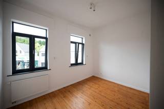 <p>Dit prachtige duplexappartement werd volledig gerenoveerd met hoogwaardige materialen, waarbij veel aandacht werd besteed aan duurzaamheid, energiezuinigheid en wooncomfort.</p><p>Op de eerste verdieping bevinden zich de ruime leefruimte en de volledig uitgeruste keuken. Bij het binnenkomen ervaart u meteen het aangename ruimtegevoel. De keuken werd strategisch aan de voorzijde ingericht, waardoor de lichtrijke leefruimte dankzij de grote raampartijen rechtstreeks uitgeeft op het indrukwekkende terras. Hier geniet u in alle rust van het buitenleven.</p><p>Op deze verdieping bevindt zich bovendien een eerste slaapkamer, die desgewenst ook perfect kan worden ingericht als bureau of thuiswerkplek.</p><p>De tweede verdieping biedt plaats aan nog twee volwaardige slaapkamers en een ruime badkamer. Deze is uitgerust met een ligbad, een comfortabele inloopdouche, een dubbele wastafel en een tweede toilet.</p><p>De verdiepingen zijn met elkaar verbonden via een stijlvolle mezzanine, die bijdraagt aan het open en ruimtelijke karakter van het appartement.</p><p>Dankzij de flexibele indeling kan de ruimte op de eerste verdieping perfect worden afgestemd op uw woonbehoeften. Kiest u ervoor om deze in te richten als slaapkamer, dan kan de mezzanine op de bovenverdieping bijvoorbeeld dienstdoen als bureau of werkruimte.</p><p>Een smaakvol gerenoveerd duplexappartement dat ruimte, licht, comfort en duurzaamheid op een harmonieuze manier combineert.</p><p>Verder is er voor deze huurder een ruime parkeerplaats voorzien, rechts in de garage.  Er is een fietsenstalling en een ruimte voor het plaatsen van de afvalcontainers.</p>