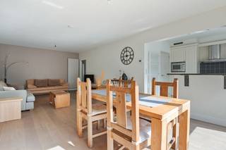 <p><span>Instapklaar hoekappartement met terras en ondergrondse garagebox op centrale ligging te Schoten</span></p><p><span>In de rustige Gelmelenstraat te Schoten vinden we dit verzorgd appartement op de eerste verdieping van een kleinschalig gebouw zonder lift. Dankzij de hoekligging geniet u hier van extra lichtinval en een aangenaam ruimtelijk gevoel.</span></p><p><span>We betreden het appartement via de inkomhal met apart gastentoilet. De lichte leefruimte op eiken parket beschikt over een extra zijraam en een groot schuifraam dat toegang geeft tot het zonnige terras. Aansluitend bevindt zich de volledig ingerichte landelijke keuken, uitgerust met kwalitatieve AEG-toestellen en een inductiekookplaat. Naast de keuken is er nog een praktische wasplaats/bijkeuken voorzien.</span></p><p><span>Verder omvat het appartement 2 volwaardige slaapkamers en een verzorgde badkamer met dubbele lavabo en ligbad/douche combinatie.</span></p><p><span>Extra troeven:</span></p><ul><li><span>Ondergrondse garagebox inbegrepen </span></li><li><span>Elektrische rolluiken </span></li><li><span>CV op aardgas (Buderus) </span></li><li><span>EPC label B</span></li><li><span>Kleinschalig gebouw zonder lift </span></li><li><span>Centrale en vlotte ligging nabij winkels, openbaar vervoer en invalswegen </span></li></ul><p><span> </span></p><p><span>Interesse? Contacteer Verlimmo Vastgoed Schoten voor een bezoek ter plaatse <span>www.verlimmo.be</span></span><span> </span></p><p><span>*De vermelde bewoonbare oppervlakte is gebaseerd op de bruikbare vloeroppervlakte zoals vermeld op het EPC-verslag</span></p><p><span> </span></p>