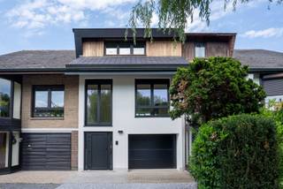 In de rustige en groene Potaardeberg te Merelbeke bevindt zich deze volledig gerenoveerde woning die hedendaags wooncomfort combineert met een uitstekende energiezuinigheid. Dankzij het EPC-label A en de verwarming via een warmtepomp bent u verzekerd van een duurzame en toekomstgerichte woning met lage energiekosten.<br /><br />Bij het binnenkomen wordt u verwelkomd in een ruime en lichtrijke leefruimte die naadloos overgaat in de moderne open keuken. De open indeling en kwalitatieve afwerking zorgen voor een aangename en eigentijdse woonbeleving. Op de verdieping bevinden zich twee ruime slaapkamers en een stijlvolle badkamer, afgewerkt met oog voor comfort en detail. Daarnaast beschikt de woning over twee afzonderlijke toiletten.<br /><br />Ook op praktisch vlak heeft deze woning heel wat te bieden. Zo beschikt u over een grote garage, een ruime oprit met parkeermogelijkheden en een afzonderlijke technische ruimte. Achteraan geniet u van een charmante en zonnige tuin waar u in alle rust kunt ontspannen en genieten van het groen.<br /><br />De woning is gunstig gelegen in een rustige straat, met een vlotte verbinding naar winkels, scholen, openbaar vervoer en belangrijke invalswegen. Een ideale opportuniteit voor wie op zoek is naar een instapklare, energiezuinige woning zonder renovatiezorgen. Contacteer ons vandaag nog voor een bezoek en ontdek zelf de vele troeven van deze prachtige woning.