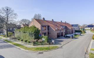 Rustig gelegen tussen Olen en Noorderwijk bevindt zich deze instapklare halfopen bebouwing. De woning geniet van een uitstekende ligging met winkels, scholen, openbaar vervoer en diverse voorzieningen in de directe omgeving. Bovendien is de autostrade E313 vlot bereikbaar, wat zorgt voor een vlotte verbinding naar omliggende steden.<br /><br />Deze ruime gezinswoning combineert comfort met tal van mogelijkheden. Dankzij het gunstige EPC-label C, conforme elektriciteit en een asbestveilig attest kan u hier zorgeloos intrekken, zonder renovatieverplichtingen.<br /><br />Voor de volledige beschrijving en alle documenten ga naar www.immofixed.be!