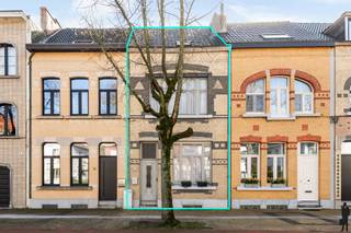 Te renoveren burgerwoning met 3-4 slaapkamers en zuidwest tuin<br /><br />Ingestelde prijs is een richtprijs! Biedingen moeten uiterlijk dinsdag 21/04/2026 om 12u aan ons kantoor te Hove worden bezorgd. <br /><br />- Zeer goed onderhouden woning met authentieke elementen<br />- Prachtige voorgevel<br />- Gelegen in een zeer leuke, rustige buurt<br />- Optimale lichtinval <br />- Diverse uitbreidingsmogelijkheden<br />- Onderhoudsvriendelijke ZUIDWEST tuin met groenzicht en privacy<br />- 4 grote slaapkamers<br />- Mooie leefruimte met keuken en ontbijthoek<br />- Badkamer met douche op het GLV<br /><br />Onmiddellijke omgeving:<br />- Nabij het centrum van Mortsel met scholen, parken, winkels en openbaar vervoer op fiets- en wandelafstand<br />- Zeer vlotte bereikbaarheid naar Antwerpen en Brussel (E19 en trein)<br /><br />Bijzondere kenmerken:<br />- Bouwjaar 1908<br />- CV op gas<br />- Deels onderkelderd<br />- Uitbreidingsmogelijkheden GLV en 1e V<br /><br />Indeling: <br />Gelijkvloerse verdieping (ca 66m²):<br />- Inkomhal met toegang naar de kelder<br />- Leefruimte met zithoek en eetkamer<br />- Volledig geïnstalleerde keuken met ontbijthoek<br />- Badkamer met douche, wastafel en toilet<br />- Veranda met berging<br />- Onderhoudsvriendelijke zuidwest georiënteerde tuin<br /><br />Eerste verdieping (ca 45m²):<br />- Nachthal <br />- 2 ruime slaapkamers<br /><br />Tweede verdieping (ca 45m²)<br />- Nachthal <br />- 2 ruime slaapkamers<br /><br />Stedenbouwkundige inlichtingen in aanvraag.<br /><br />Voor meer informatie kan u terecht op www.deboerenpartners.be