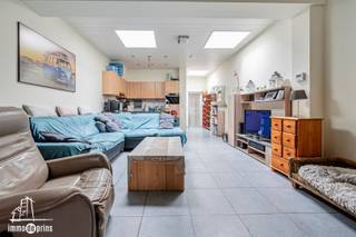 Centraal gelegen woning op wandelafstand van het station van Sint-Niklaas. Deze instapklare woning werd gerenoveerd in 2016, waarbij ook het...