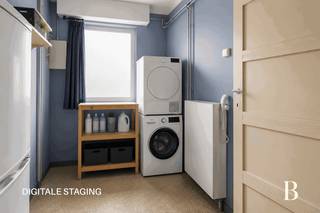 Locatie
De woning geniet van een centrale ligging in Deurne, met tal van voorzieningen in de nabije omgeving. Op slechts enkele minuten fietsen bevindt zich het Rivierenhof, een van de grootste en mooiste parken van Antwerpen, ideaal voor ontspanning en recreatie. Ook het Wijnegem Shopping Center ligt op korte afstand, ongeveer 10 minuten met de wagen. Hierdoor heb je gemakkelijk toegang tot een uitgebreid aanbod aan winkels en horeca. Daarnaast is de woning uitstekend bereikbaar met het openbaar vervoer (tram- en bushaltes in de buurt), wat zorgt voor een vlotte verbinding naar het centrum van Antwerpen. Ook belangrijke invalswegen zijn makkelijk bereikbaar.
Indeling
Bij het betreden van de woning kom je in de inkomhal, waar zich aan de rechterzijde de wasruimte bevindt. Verder door de hal bereik je de ruime leefruimte met aansluitend de ingerichte keuken. Achteraan de woning bevindt zich een apart toilet en de toegang tot de tuin (zuid-oost), waar je kan genieten van de buitenruimte.
Op de eerste verdieping zijn er twee zeer ruime slaapkamers. Via één van de slaapkamers krijg je toegang tot de badkamer, die voorzien is van een bad met douchefunctie, dubbel wastafelmeubel en toilet.
Op de tweede verdieping zijn er nog twee volwaardige slaapkamers aanwezig, ideaal als extra slaap-, werk- of hobbyruimte.
Troeven
• Veel potentieel
• 4 ruime slaapkamers
• Tuin (zuid-oost gericht)
• Centrale ligging nabij park en winkels
• Vlotte verbinding met openbaar vervoer