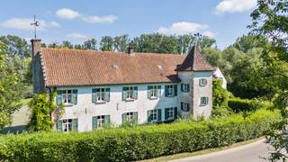 De kasteelhoeve beschikt over een bewoonbare oppervlakte van ca. 460 m² en verwelkomt u via een royale inkomhal met gastentoilet en vestiaire. Verder omvat het gelijkvloers een ruime keuken, een sfeervolle eetkamer, meerdere gezellige leefruimtes en een uitzonderlijk ruime woonkamer met open haard, die uitkijkt op het omliggende groen.<br /><br />Op de eerste verdieping bevinden zich een bureauruimte, vier volwaardige slaapkamers en twee badkamers, waaronder een stijlvolle master suite met aansluitende dressing en private badkamer. De tweede verdieping biedt plaats aan een vijfde slaapkamer en verschillende zolderruimtes met tal van mogelijkheden.<br /><br />Het authentieke waterkasteel heeft een oppervlakte van ca. 420 m² en straalt geschiedenis en elegantie uit in elk detail. Het omvat een inkomhal met gastentoilet, een indrukwekkende eetkamer, een lichtrijke woonkamer en een keuken. Daarnaast beschikt het kasteel over twee slaapkamers en twee badkamers. Verschillende polyvalente ruimtes, gekenmerkt door het prachtige authentieke gebinte, bieden tal van invullingen. De oorspronkelijke Romaanse kelder vormt zonder twijfel een uniek historisch element binnen dit uitzonderlijke geheel.<br /><br />Het domein wordt verder vervolledigd door een conciërgewoning met één slaapkamer en badkamer, een ruime garage met verdieping, authentieke paardenstallen en diverse ruime bijgebouwen.<br /><br />Bovendien bestaat de mogelijkheid tot aankoop van een aangrenzende boomgaard van ca. 1,5 hectare.<br /><br />Het betreft een overdracht van aandelen. De uiteindelijke waarde wordt bepaald op basis van de boekhouding van de vennootschap en de waardering van het onroerend goed zoals hierboven omschreven. De renovatieplicht is hier dan ook niet van toepassing aangezien het om een sharedeal gaat.<br /><br />EPC: 368 kWh/m² / UC: 20180808-0002080133-1<br />EPC: 443 kWh/m² / UC: 20180808-0002080131-1<br />EPC: 794 kWh/m² / UC: 20180808-0002080134-1<br /><br />Bestuursmaatregelen in het maatregelenregister: nee