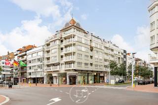 Afgesloten garagebox in de Residentie Prince of Wales op wandelafstand van de zee en de Lippenslaan te Knokke.<br /><br />Deze garagebox bevindt zich op het niveau -3 in het gebouw, toegang via een autolift.