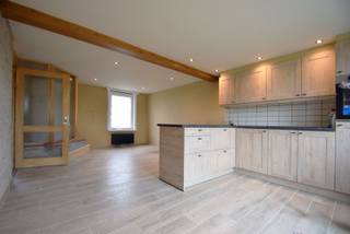 <span><span>Deze aangename woning is rustig gelegen in <strong>Koekelare </strong>en biedt een mooi evenwicht tussen comfort en landelijke charme.<br /><br />Bij het binnenkomen kom je in de inkomhal die toegang geeft tot de lichtrijke <strong>woonkamer </strong>met open <strong>keuken</strong>. De open indeling zorgt voor een aangenaam ruimtegevoel en maakt het een fijne plek om te wonen en te ontspannen.<br />Achteraan bevindt zich een <strong>koer </strong>met prachtig landelijk uitzicht, ideaal om in alle rust van de buitenlucht te genieten. Op het gelijkvloers is er verder een <strong>badkamer </strong>aanwezig.<br /><br />Op de eerste verdieping vind je een nachthal en<strong> twee volwaardige slaapkamers</strong>, perfect geschikt voor een koppel, klein gezin of als extra bureau/hobbyruimte.<br /><br />Daarnaast beschikt de woning over een <strong>garage </strong>en een extra <strong>berging </strong>met aansluiting voor de wasmachine, wat zorgt voor extra praktisch comfort.<br /><br />Een leuke, instapklare woning op een rustige locatie met open zicht op het groen.<br /><br /><u>Troeven:</u></span></span>
<ul>
	<li><span><span>Rustig gelegen;</span></span></li>
	<li><span><span>Garage en berging;</span></span></li>
	<li><span><span>Mooie uitzichten.</span></span></li>
</ul>
<span><span>Onmiddellijk beschikbaar.<br /><br />Contacteer ons voor meer info of een bezoek</span></span>