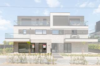 <strong>RESIDENTIE RENART <br /><br />Thuiskomen waar moderne achitectuur, riante woonruimtes en hoogwaardig comfort hand in hand gaan. <br /><br /></strong><span>Residentie Renart biedt 12 state-of-te-art appartementen die zich onderscheiden op vlak van comfort, afwerking en uitzonderlijke oppervlaktes. Zowel binnen als buiten. Elk appartement beschikt over 2 of 3 riante terrassen die een waardevol verlengstuk vormen van de mooie leefruimtes. Extra troef is het panoramisch uitzicht aan de achterzijde over het groene landschap. De binnenruimtes zijn doordacht ontworpen voor een maximaal woongenot en worden tot in de puntjes afgewerkt. <span>Daarnaast wordt een grote nadruk gelegd op energie-efficiëntie. De duurzame combinatie van hoogwaardige isolatie, zonnepanelen, ventilatiesysteem en een geavanceerde warmtepomp resulteert dan ook in een lagere energiefactuur. </span><br /><br /></span><strong>Riemst</strong><br /><br />Vertoeven in het groen en toch overal vlakbij? Dan is Riemst de perfecte uitvalsbasis voor jou! Deze landelijke gemeente is centraal gelegen tussen de steden Maastricht, Bilzen, Tongeren en Visé. Bovendien liggen alle nodige voorzieningen op fietsafstand. Extra troef: een adembenemend uitzicht over de achtergelegen velden.