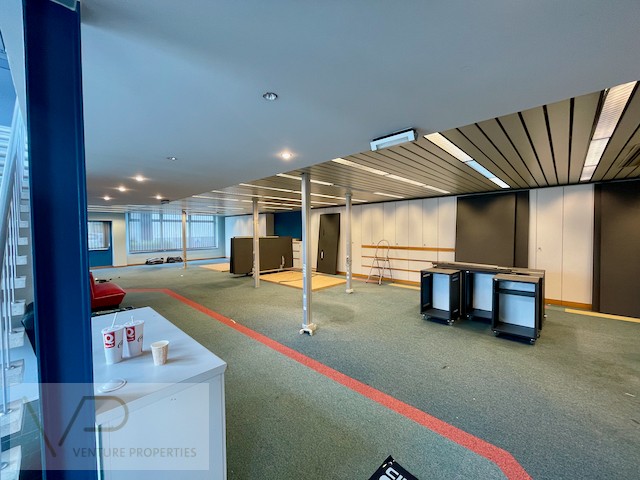 Magazijn (320m²) met kantoren (760m²) te huur op strategische locatie - foto 2