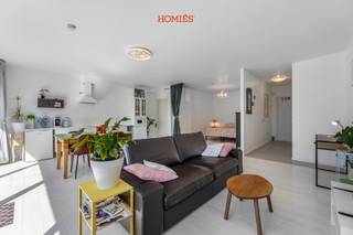 Zeer ruime, bemeubelde studio van 61m² (cfr.EPC) op een absolute toplocatie in het centrum van Leuven, op wandelafstand van de Vismarkt, tal van winkels, horeca, openbaar vervoer en andere voorzieningen. Dankzij de grote raampartijen geniet de studio veel natuurlijke lichtinval en een aangenaam ruimtelijk gevoel. De studio is praktisch ingedeeld, afgewerkt met warme, kwalitatieve materialen en volledig bemeubeld, zodat u meteen comfortabel kan intrekken. Daarnaast beschikt de studio over een zonnig terras met zuidoriëntatie, waar u in alle rust kan genieten van de buitenruimte. Zonwering is eveneens aanwezig voor extra comfort tijdens warme dagen. Deze studio is ideaal voor een koppel, young professionals en phd’ers die op zoek zijn naar een kwalitatieve en centraal gelegen woonplek. De huurprijs bedraagt 1150 euro per maand ( incl. internet ) + 80 euro provisie voor de gemeenschappelijke lasten en nutsvoorzieningen ( individueel verbruik elektriciteit ). Beschikbaar vanaf 01/09/2026. Wenst u graag een bezoek of extra informatie? Aarzel dan zeker niet om contact op te nemen via info@homies.be of te bellen naar 016 15 37 11. HOMIÉS, An Eye for Immo.<br /> 