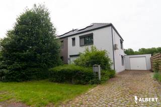 -Op een uniek, groot en bosrijk privédomein bevindt zich deze ruime en lichtrijke woning met een bewoonbaar oppervlakte van 280 m². Een unieke combinatie van rust, natuur en wooncomfort, op slechts 5 km van het centrum van Zonhoven.<br />kenmerken:<br /><br />- leefruimte van 95 m² : royale open ruimte met grote raampartijen en overvloedige lichtinval.<br />- Speksteenkachel in woonruimte.<br />- Vijf slaapkamers, met mogelijkheid tot een zesde slaapkamer ( bureau of zolderruimte)<br />- Bewoonbare oppervlakte van min. 280m², ideaal voor gezinnen, thuiswerkers of wie houdt van ruimte.<br />- Percelen van in totaal 33615m² : absolute privacy, natuurbeleving en talloze mogelijkheden.<br />- Rustige ligging midden in het groen met een indrukwekkend uitzicht op vijvers en bossen.<br />- Energiezuinig met een EPC B van 115kWh/m²/jaar<br />- Asbestveilig<br />- Electriciteit conform<br />- Zonnepanelen<br /><br />Deze woning is perfect voor wie droomt van een privédomein in het groen, zonder in te boeten aan bereikbaarheid. Een zeldzame kans in Zonhoven.<br /><br />Voor meer info of een bezichtiging contacteer Nathalie.poelmans@albert.immo of 0477/493871