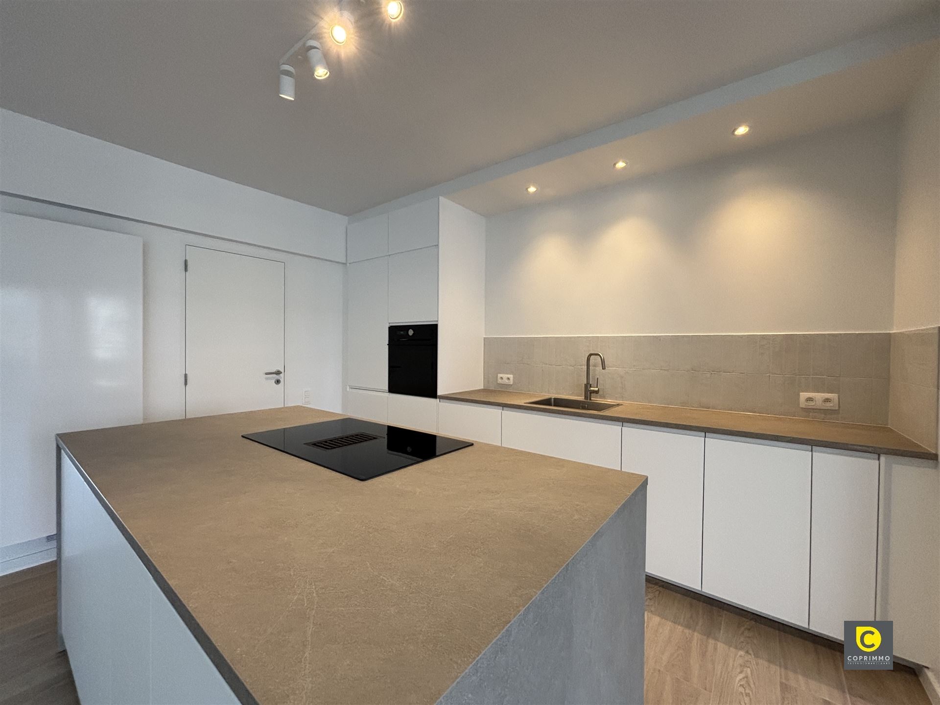 Prachtig gerenoveerd app met 2 slaapkamers en terras! - foto 1