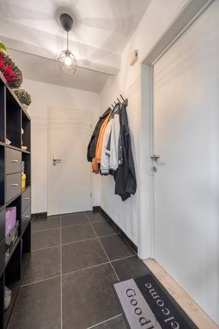 Voor meer info of om een bezoek in te plannen, neem contact op via 016199345 of via pieter.maes@homixx.be.<br /><br />Bent u op zoek naar een instapklaar, energiezuinig appartement in Hasselt? Dan is dit appartement (gelegen op de eerste verdieping) exact wat u zoekt! Enkele van de vele troeven:<br />- Gelegen in een rustige straat, vlakbij de ring van Hasselt en de oprit van de E313 en bovendien op wandelafstand van de dichtstbijzijnde supermarkt én op nauwelijks 5 minuten fietsen van het bruisende centrum van Hasselt;<br />- Overdekte staanplaats (inbegrepen in de vraagprijs);<br />- Lichtrijke leefruimte;<br />- Conforme elektriciteit;<br />- Uitstekende EPC-score (B) dankzij o.m. een vernieuwde condensatieketel (2023);<br />- ...<br /><br />INDELING:<br />Inkomhal, woonkamer met open keuken - voorzien van alle merktoestellen - van waaruit u toegang heeft tot het gezellige terras. Verder is er nog een badkamer met bad en dubbele lavabo, twee ruime slaapkamers en een wasplaats/berging voor extra opslagruimte. Achteraan het gebouw bevindt zich nog een ruime, overdekte staanplaats. <br /><br />Kan u niet wachten om dit prachtige appartement te bekijken? Plan dan snel uw bezoek in!