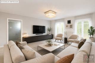 <strong>Uitzonderlijk ruime halfopen bebouwing met 4 slaapkamers, 2 badkamers, volledig onderkelderd en uitbreidingsmogelijkheden op zolderverdiep.<br />Instapklaar!</strong><br /><br />Ruimte, kwaliteit en een ideale ligging komen samen in deze uitzonderlijk ruime halfopen bebouwing van circa 320 m².<br />Achter de verzorgde gevel schuilt een verrassend grote gezinswoning met een doordachte indeling, vier slaapkamers, twee badkamers (waarvan 1 gelijkvloers), een volledige onderkeldering, een zeer ruim zolderverdiep én de mogelijkheid tot omvorming naar twee appartementen.<br /><br />De lichtrijke eetkamer sluit naadloos aan op de volledig uitgeruste keuken met kookeiland. Dankzij de vele maatwerk inbouwkasten is er meer dan voldoende opbergruimte. De woning beschikt over verschillende ruime leefruimtes, vier volwaardige slaapkamers en twee badkamers, waarvan één op het gelijkvloers (hoogwaardig afgewerkt!) en één op de verdieping (kan opfrissing gebruiken).<br /><br />Via een vaste trap bereikt u de zeer ruime zolderverdieping, die dankzij de aanwezige Velux-ramen eenvoudig kan worden ingericht als extra slaapkamers, bureau of hobbyruimte.<br /><br />Het kelderverdiep biedt een koele berging, technische ruimte, een sfeervolle afgewerkte loungeruimte én een uitzonderlijk ruime garage met praktische compartimenten die eveneens makkelijk langs achter te bereiken is met de wagen via een doodlopende weg.<br /><br />Buiten geniet u van een ruim, aangelegd zonneterras met zuidwestelijke oriëntatie, een onderhoudsvriendelijke tuin en een permanent groen uitzicht over open weiland. Dankzij de uitstekende geluidsisolatie ervaart u binnenshuis bovendien een aangenaam wooncomfort, dit ondanks de zeer centrale ligging.<br />De woning werd afgewerkt in 2009 en scoort uitstekend op vlak van energiezuinigheid met een zéér gunstig EPC (label A) en 24 zonnepanelen (met een opbrengst van € 230 per 1.000 kWh. Jaarlijks minimaal 5 groenestroomcertificaten)!<br /><br />Extra troef: de woning is reeds volledig voorbereid op een eventuele opsplitsing naar twee appartementen. De nodige voorzieningen zijn aanwezig, wat mogelijkheden biedt voor kangoeroewonen, een zorgwoning of een investeringsproject (onder voorbehoud van de nodige vergunningen).<br /><br /><strong>Troeven op een rij:<br />+ Recent en moderne woonst<br />+ Uitzonderlijk veel ruimte<br />+ Hoogwaardige afwerking met goede isolatie<br />+ Zeer centrale ligging en toch een uiterst aangenaam wooncomfort<br />+ Energiezuinig! EPC-score - 92 kWh/m² jaar = label A!<br />+ Volledige onderkeldering én zolderverdieping<br /> (in kelder 3-fasige krachtstroomaansluiting (380/400 V) met industriële stekker, geschikt voor professioneel gebruik.)<br />+ Extra mogelijkheden voor kangoeroewonen, zorgwoning of ombouw naar 2 appartement.<br /> Voorzieningen hiervoor zijn reeds aanwezig!</strong><br /><br />