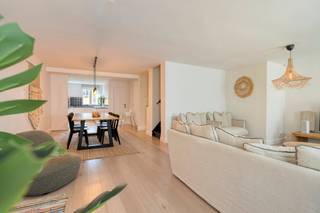 Ruim duplex-appartement (127m²) op de 3de en 4de verdieping van het volledig gerenoveerde gebouw residentie "Fifty-Eight". <br /><br />Dit gebouw is gelegen in een rustige éénrichtingsstraat en werd volledig gerenoveerd in 2021. Het appartement heeft drie volwaardige slaapkamers en is gelegen op een boogscheut van het strand, het Casino, het centrum, openbaar vervoer.<br /><br />Indeling appartement<br />3de verdieping (84m²)<br />- inkomhal met gastentoilet<br />- ruime gezellige woonkamer<br />- geïnstalleerde keuken met aansluitende eetkamer<br />- aparte berging<br />- 1 volwaardige slaapkamer met ensuite douchekamer (ca. 15m²)<br /><br />4de verdieping <br />- nachthal<br />- 2de badkamer met ligbad, inloopdouche, dubbele wastafel en toilet<br />- 2de volwaardige slaapkamer (ca. 10m²)<br />- 3de volwaardige slaapkamer (ca. 12m²)<br /><br />Het appartement wordt verkocht met een conforme elektriciteitskeuring, EPC B, gemeenschappelijke fietsenberging en privatieve kelder. Kortom, dit appartement is voorzien van alle comfort voor een heerlijk verblijf in Blankenberge!<br /><br /><br /><br />De eigendom wordt aangeboden via de Power-sale formule. Op 08/08/2026 tussen 10:00 en 12:00 kan u de woning op afspraak komen bezichtigen en een bod uitbrengen. De vermelde prijs is een instelprijs. Voor meer info, gelieve contact op te nemen met de dossierverantwoordelijke.<br /><br />Bestuursmaatregelen in het maatregelenregister: in aanvraag