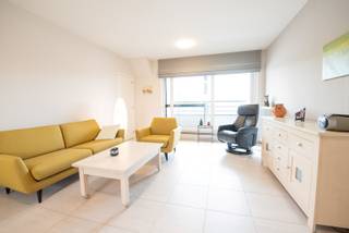 Goed gelegen appartement met gezellige living, open keuken (met toestellen in perfecte staat), berging/wasplaats, toilet, badkamer met ligbad en douche, 1 slaapkamer en terras.<br />Mogelijkheid om een berging in de kelder bij te kopen (5000€).<br /><br />Troeven:<br />- topligging in centrum Olsene vlakbij een bushalte<br />- perfect onderhouden, volledig geschilderd en instapklaar<br />- energiezuinig<br /><br />Wenst u meer info of een bezoekje aan het appartement?<br />Mailen naar Sylvie@immoroba.be of bellen naar 09/388.53.53.