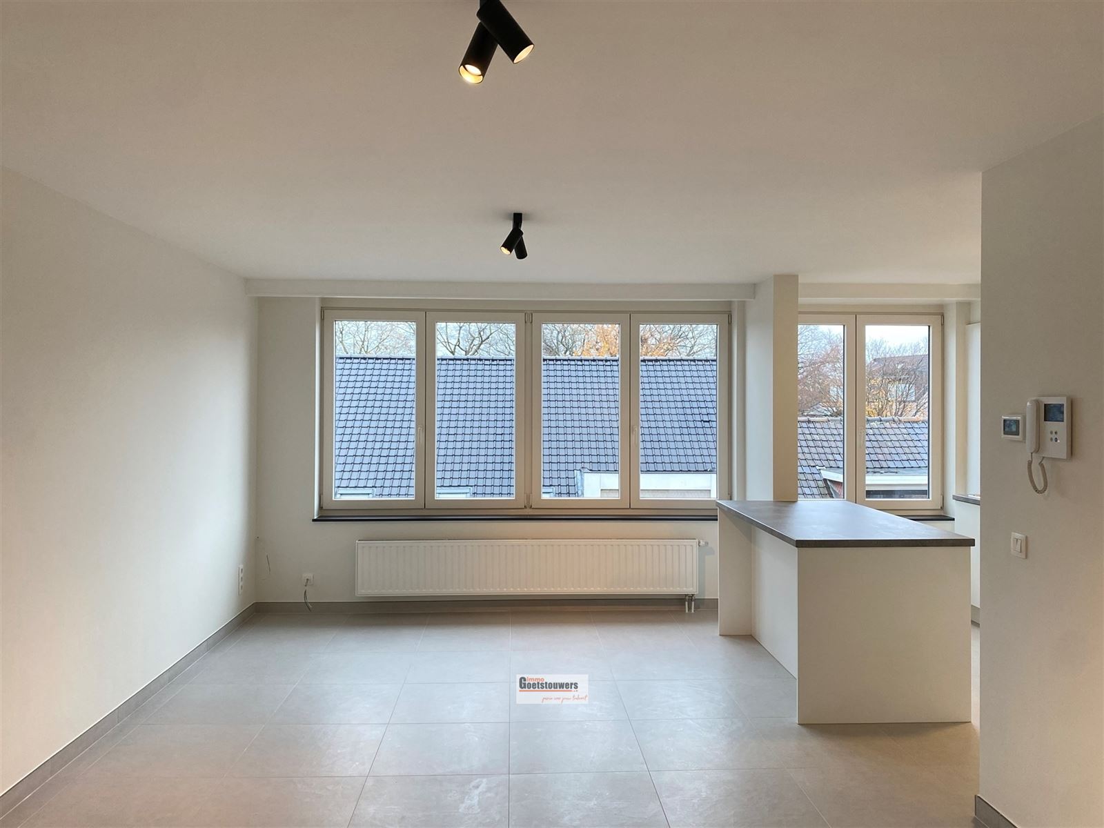 Volledig gerenoveerd appartement, 2 slpks, terras en autostaanplaats achter het gebouw - foto 5