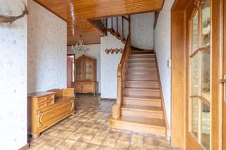 OPTIE !!!!!! Century21ImmoNero stelt voor IDEAAL VOOR PAARDENLIEFHEBBERS OF ZELFSTANDIGE ACTIVITEIT: zeer ruime woning van 256m² + 135m² kelders, op een magnifiek Z-O terrein met mooi zicht van maar liefst 48A14Ca, zeer rustig gelegen op wandelafstand van treinstation La Hulpe en op 1.5km van centrum Maleizen en afrit E411. De woning dateert van 1979 maar verkeert in zeer goede toestand. Mits enige moderniseringswerken maakt u hier een schitterende woning van!De woning bestaat uit: Kelder van 135m² met aparte inkom, garage voor 2 à 3 wagens en o.a. douche ruimte, uiterst geschikt voor zelfstandige activiteit. Gelijkvloers: Ruime inkom van 15m² met WC, Grote living 52m²met Open haard, Ruime leefkeuken van 16m² , Bureel of slaapkamer van 22m²; Douchekamer met 2de WC. Verdiep: 5 slaapkamers van 18m², 18m²; 13m²; 14m² en 14m² en een badkamer met ligbad en WC , klein kamertje van 6m². Zolder. Het terrein achter de woning is ideaal voor paardenliefhebbers! Meer info: www.langeweg99.be