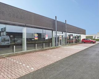 Commercieel gelegen baanwinkel te huur met ruime parkeergelegenheidOntdek deze uitstekende kans om uw bedrijf te vestigen in een commercieel pand...