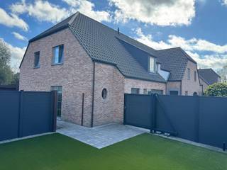 <h3><span>Moderne en instapklare woning met 3 slaapkamers in Vichte</span></h3><p><span>Op zoek naar een recente, comfortabele woning met voldoende ruimte en een onderhoudsvriendelijke buitenomgeving? Deze verzorgde woning in </span><span>Vichte</span><span> combineert modern wooncomfort met een praktische indeling en gezellige leefruimtes.</span></p><p><span>Bij het binnenkomen valt meteen de aangename en ruime woonkamer op. Deze staat rechtstreeks in verbinding met de </span><span>volledig ingebouwde keuken</span><span>, waardoor koken en gezellig samenzijn mooi samenkomen. De leefruimte werd bovendien uitgebreid met een </span><span>ruime en gezellige veranda</span><span>, een heerlijke plek om het hele jaar door van het zicht op de tuin en de extra leefruimte te genieten.</span></p><p><span>Op de verdieping bevinden zich </span><span>drie volwaardige slaapkamers</span><span> en een </span><span>ruime badkamer</span><span>, uitgerust met zowel een comfortabel ligbad als een praktische inloopdouche.</span></p><p><span>Ook op het vlak van bergruimte en parkeergelegenheid heeft deze woning heel wat te bieden. Zo beschikt de woning over een </span><span>inpandige garage</span><span>, terwijl de </span><span>ruime oprit voor de woning</span><span> extra parkeermogelijkheden biedt.</span></p><p><span>Buiten geniet je van een </span><span>onderhoudsvriendelijke tuin</span><span> met terras en kunstgras. Daarnaast is er nog een handige </span><span>tuinberging</span><span>, ideaal voor fietsen, tuinmateriaal en andere spullen.</span></p><p><span>Deze recente woning is dan ook een uitstekende keuze voor wie op zoek is naar een </span><span>comfortabele en praktische gezinswoning in een aangename omgeving in Vichte</span><span>, met alle nodige voorzieningen voor hedendaags wooncomfort.</span></p>