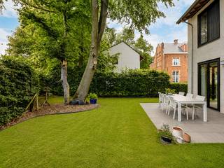 In de vorige eeuw nog een oude pastorie, nu een verbluffend, zeer centraal en toch rustig gelegen luxueus woonproject. Op een privatief domein van wel 8600 m2 werden er negen fraaie nieuwbouwwoningen rond de gerenoveerde pastorie gebouwd.<br /><br />De aangeboden instapklare woning (EPC A) beschikt over 4 kamers en 2 badkamers met een bewoonbare oppervlakte van 208 m2 en werd hoogwaardig afgewerkt met de beste materialen !<br /><br />Je ervaart hier meteen het gevoel van rust, ruimte en veiligheid. Het is heerlijk vertoeven in de grote gemeenschappelijke parktuin achteraan het domein (5000 m2), met zicht op eeuwig groen. Of zit je liever op een bankje op mooi aangelegde binnenplein? De privatieve tuin en terrassen waarover elke woning individueel beschikt zorgt voor extra groen en privacy.<br />Dit uniek en energiezuinig woonproject is ideaal voor alle mensen, jong en oud, voor elk wat wils en op wandelafstand van het centrum van 's-Gravenwezel. De kinderen kunnen hier veilig spelen, zonder zorgen voor de ouders. Ook voor levensgenieters met een tweede verblijf is dit de ideale woonoplossing. Ze ervaren een cocoon gevoel en ze laten met een gerust hart hun woonst achter als ze gaan overwinteren in het buitenland. Ook voor diegenen die denken aan downsizen maar nog niet toe zijn aan de verhuis naar een appartement kan deze vorm van wonen zeker een aanrader zijn. En last but not least, aan zij die houden van een exclusief en hypergeïnstalleerd huis ,dat voldoet aan de energie en isolatie normen van de toekomst.<br /><br />Beschrijving van de woning : Prachtig gekaleide gevel met leien dak, voorzien van grote raampartijen uit massief hout, zwart gefumeerd.<br /><br />Indeling : Inkomhal met gastentoilet en op maat gemakte vestiaire, afgewerkt met mooie keramische tegel. Verder een leuke ruime en zeer lichte leefruimte op mooie brede parket met zicht op de privatieve zuid gerichte tuin. Aansluitend eetkamer op parket en hyper -geïnstalleerde keuken voorzien van vaatwasser, oven, tweede combi oven, kookvuur en dubbele spoelbak. Het keukeneiland nodigt uit voor lange apéro sessies en nog langere ontbijtjes. Ze geeft uit op een mooi ingerichte bureau voorzien van ingemaakte kasten (met mogelijke extra aansluiting voor wasmachine en droogkast). De keuken en het bureel werden afgewerkt met een stijlvolle keramische tegel.<br /><br />Op de 1ste verd. : 3 ruime slpks op parket (waarvan 1 masterbedroom met dressing en badk. met inloopdouche en dubbele lavabo), verder tweede badk. met douche/bad en lavabo en verder nog een nachttoilet. Tot slot : zolderverdieping met extra slaapkamer, technische ruimte/stockage (CV, Ventilatiesysteem D) en wasberging.<br /><br />Conforme elektrische keuring, ventilatie systeem D, vloerverwarming, aparte HR ketel op gas. Gemeenschappelijke grote vuilberging en fietsenberging.<br /><br />Mee inbegrepen : 2 staanplaatsen in cascade, stores, design opbouwspots. Alle ruimtes voorzien van vliegenramen.<br />Nog niet overtuigd?<br /><br />Breng dan eens een vrijblijvend bezoek aan onze twee modelwoningen en u zal merken wat we bedoelen. Alle info op onze website : www.wellimmo.net – Te koop – woningen. Voor meer info bel naar 03/225 00 68 of mail naar dimitri@wellimmo.net.<br />