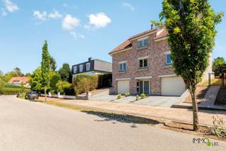 Uitzonderlijke aanbieding te koop op lijfrente in volle eigendom te Overijse. Woning is onmiddellijk vrij. Meer info: https://www.immo2life.be/nl/te-koop-op-lijfrente?view=detail&id=1250 Het boeket bedraagt 195.000 EURO en de maandelijkse rente 3.750 EURO. Deze rente moet betaald worden gedurende een maximumtermijn van 20 jaar. Na deze periode moet er géén maandelijkse rente meer betaald worden aan de rentegenieters (M 88 j en V 69 j). Indien beide rentegenieters vroegtijdig overlijden stopt de betalingsplicht van de koper.Aangezien dit een verkoop op lijfrente in volle eigendom betreft kan u de woning verhuren (en de huurinkomsten innen vanaf het verlijden van de notariële akte) of de woning zelf bewonen. De villa is momenteel niet verhuurd maar de potentiële maandelijkse huurprijs bedraagt circa 3.300 EURO, deze woning werd in het verleden verhuurd aan deze huurprijs. Dergelijke eigendom heeft enorm veel potentieel voor investeerders aangezien de mogelijke huuropbrengsten de betaling van de maandelijkse rente grotendeels kunnen compenseren. Indien de koper de woonst zelf wenst te bewonen (en het is uw 1ste eigendom) kan er aangekocht worden aan het gunsttarief van 2% registratierechten (i.p.v. 12%).Het betreft een luxueuze, ruime villa met 6 slaapkamers en 4 badkamers, gelegen in een verkeersluwe en gegeerde woonwijk met een uitgesproken residentieel karakter te Overijse. Deze eigendom werd opgericht in 2016 en is gelegen op een perceel van 720 m² nabij scholen, winkels, lokale voorzieningen en openbaar vervoer. Via de N4, E411 en R0 bereikt u vlot steden zoals Brussel en Leuven. De woning beschikt over alle comfort en biedt een perfecte combinatie van ruimte en functionaliteit. Dankzij onder meer driedubbele beglazing, degelijke isolatie en een energiezuinige CV-ketel op aardgas behaalt de woning een gunstig EPC-label B (115 kWh/m²/jaar). Bovendien is de elektrische installatie conform AREI tot en met 11 mei 2040 en is er een regenwaterput aanwezig met een capaciteit van 30.000 liter.De indeling is als volgt:Benedenverdieping: inkomhal (13 m²) met ingemaakte vestiairekast, trap en lift, wasruimte (15,6 m²), 2 gigantische garages (59 m² - 59 m²) met plaats voor 3 wagens in elke garage (tandem).Gelijkvloers: hal, apart gastentoilet, bureel (13,9 m²), technische ruimte/berging (8,5 m²), riante en lichtrijke woonkamer (73,7 m²) met sfeervolle gashaard, volledig uitgeruste open keuken (16,8 m²) en aansluitend de veranda (15,5 m²) met toegang naar de zuidoost georiënteerde tuin met terras.1ste verdieping: nachthal, apart toilet, 4 slaapkamers (29,6 m² - 22,5 m² - 16,3 m² - 13,9 m²), waarvan 1 master bedroom met ingemaakte kasten en ensuite badkamer (14 m²) voorzien van ligbad, douche, dubbele wastafel en toilet, een 2de slaapkamer met douche, wastafel en toilet en een 3de slaapkamer enkel met douche en wastafel. Verder is er op deze verdieping nog een 4de aparte badkamer (8,3 m²) aanwezig met ligbad, douche en dubbele wastafel.Zolderverdieping (bereikbaar via vaste trap en lift): nachthal, apart toilet, 2 ruime slaapkamers en berging.Kortom, een kwalitatieve en energiezuinige woning met sterk investeringspotentieel, gelegen op een zeer uitzonderlijke en gegeerde ligging.