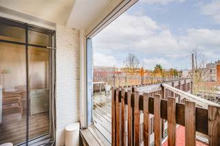 <p><span>Gelegen op een centrale locatie aan de Antwerpsestraat vinden we dit verzorgd appartement van ca. 84 m² op de tweede verdieping. Dankzij de vlotte bereikbaarheid, winkels en openbaar vervoer op wandelafstand geniet dit appartement van een bijzonder praktische ligging.</span></p><p><span> </span></p><p><span>Indeling:</span></p><p><span> </span></p><p><span>inkomhal</span></p><p><span>lichtrijke leefruimte</span></p><p><span>aparte keuken</span></p><p><span>twee slaapkamers</span></p><p><span>badkamer</span></p><p><span>klein terras</span></p><p><span>bijkomend vergund privatief dakterras van ca. 20 m²</span></p><p><span> </span></p><p><span>Troeven:</span></p><p><span> </span></p><p><span>extra vergund dakterras, een absolute meerwaarde</span></p><p><span>conforme elektrische keuring</span></p><p><span>EPC label E</span></p><p><span>beperkt asbest (niet-asbestveilig met beperkte aandachtspunten)</span></p><p><span>kleinschalig gebouw met lage gemeenschappelijke kosten</span></p><p><span>interessant zowel voor eigen bewoning als investering</span></p><p><span>kelderberging</span></p><p><span> </span></p><p><span>Ben je op zoek naar een appartement met buitenruimte op een centrale ligging in Mortsel? Contacteer BOLT Immo voor meer informatie of een bezoek.</span></p><p><span> </span></p>