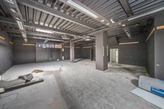 Commercieel gelijkvloers van +/- 250 m² ideaal gelegen in het centrum van Halle.In casco staat en vrij van huur.Ketens in de omgeving: Okay, Rituals,...