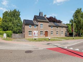 Uniek en goed gelegen landhuis met +-330m² woonbeleving ligt op een perceel van 1278m² te Halen. Deze beschikt over een grote leefruimte...