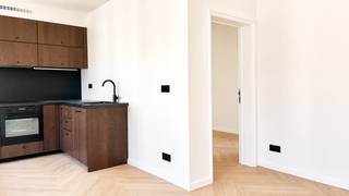 Dit gerenoveerde 1-slaapkamerappartement van ca 52 m² bevindt zich op de derde verdieping van een volledig gerenoveerd appartementsgebouw in het hart van Antwerpen. Dankzij de centrale maar rustige ligging bevinden winkels, gezellige horeca en openbaar vervoer zich op wandelafstand.<br /><br />De aangename leefruimte is praktisch ingedeeld en biedt voldoende plaats voor zowel een zit- als eethoek. Aansluitend bevindt zich de open keuken in donkere eik, die het geheel een warme en hedendaagse uitstraling geeft. De keuken is volledig uitgerust met alle nodige toestellen. Ook de aansluiting voor de wasmachine is hier voorzien.<br /><br />Aan de rustige achterzijde bevindt zich de ruime slaapkamer van ca 12 m².<br /><br />De badkamer is modern en functioneel ingericht en beschikt over een inloopdouche met regendouche, een lavabomeubel en een toilet.<br /><br />Verder beschikt het appartement over een privatieve kelderberging, een gemeenschappelijke fietsenstalling en een gemeenschappelijk afvallokaal.<br /><br />Gemeenschappelijke lasten: 30 Euro per maand<br />Provisie waterverbruik: 35 Euro per maand<br />Gas en elektriciteit zijn individueel af te sluiten door de huurder.<br /><br />Beschikbaar vanaf 1 september 2026.