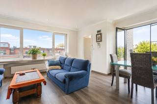 Centraal gelegen appartement van 94m² met 3 slaapkamers, kelder en garage (Energielabel B, elektriciteit goedgekeurd... ).(foto's via A. I. bewerkt. De ruimtes en vaste elementen werden behouden, de gerenderde foto's dienen enkel ter illustratie en geven een realistisch idee van hoe het appartement ingericht kan worden).