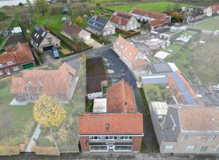 Dit pand is strategisch gelegen langs de Moeskroensesteenweg en biedt een sterke combinatie van handelsruimte, wooncomfort en investeringspotentieel. Geschikt voor zelfstandigen, gezinnen of investeerders die op zoek zijn naar ruimte en flexibiliteit. Interessant ontwikkelingsperceel met dubbele toegang en royale breedte. Afbraak en heropbouw van twee eengezinswoningen behoort tot de mogelijkheden, met ruimte voor een alternatieve invulling van de garagezone achteraan.