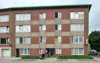 Bent u op zoek naar een interessante investering? Breng dan zeker eens een bezoek aan dit kleinschalig gebouw!<br /><br />Het appartementsgebouw is centraal gelegen te Merksem. Het is gelegen in de nabijheid van belangrijke invalswegen, scholen, openbaar vervoer, winkels, etc.<br /><br />Het gebouw (zonder lift) bestaat uit 8 éénslaapkamerappartementen (3 linkse met terras) en een gemeenschappelijke fietsenstalling. Alle appartementen worden op heden verhuurd. De maandelijkse huuropbrengst bedraagt €6.589,70.<br />De appartementen worden perfect onderhouden door de huidige huurders. <br /><br />Pluspunten: <br />+ Interessante investering<br />+ Gunstige EPC-labels! --> B <br />+ Elektriciteit wordt conform afgeleverd tegen de akte!<br />+ Gemeenschappelijke watermeter MET tussenmeter per appartement<br />+ Gemeenschappelijke fietsenstalling<br />+ Dak conform 2020-wetgeving<br />+ Veel lichtinval<br />+ Halfopen<br />+ Toplocatie<br />+ 3 appartementen zijn voorzien van een terras (linkse 1ste, 2de & 3deV)<br /><br />Interesse in dit interessante opbrengsteigendom? Twijfel niet langer en contacteer ons via 03 337 50 70 of info@vbvastgoed.be voor een afspraak ter plaatse.