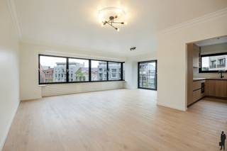 Op een toplocatie in het centrum van Sint-Niklaas bevindt zich dit smaakvol vernieuwde appartement, gelegen op de derde verdieping van een verzorgd residentieel gebouw met lift. Vanuit de leefruimte geniet u van een prachtig open uitzicht op de recent heraangelegde Grote Markt.<br /><br />Het appartement onderging een totaalrenovatie waarbij comfort, kwaliteit en een moderne afwerking centraal stonden. Nieuwe vloeren, een frisse en tijdloze inrichting, een volledig uitgeruste keuken en een hedendaagse badkamer zorgen ervoor dat u hier onmiddellijk kunt intrekken zonder bijkomende werken.<br /><br />Indeling:<br /><br />- Ruime en lichtrijke woonkamer met uniek zicht op de markt<br />- Moderne, volledig ingerichte keuken<br />- Twee volwaardige slaapkamers<br />- Stijlvolle badkamer<br />- Apart gastentoilet<br />- Handige berging<br />- Aangenaam terras<br /><br />Dankzij de doordachte indeling en de kwalitatieve afwerking biedt dit appartement een comfortabel en praktisch woongevoel, ideaal voor wie centraal wil wonen met alle voorzieningen binnen handbereik.<br /><br />Extra troeven:<br />- EPC label B <br />- Elektriciteit conform <br />- Lift aanwezig in het gebouw<br />- Centrale ligging in hartje Sint-Niklaas<br />- Winkels, horeca, openbaar vervoer en recreatie op wandelafstand<br />- Uniek uitzicht over de Grote Markt<br /><br />Een ideale opportuniteit voor eigen bewoning of als investering op een absolute topligging. Graag een bezoek? Contacteer ons via Waasland@deboerenpartners.be of bel naar 03 377.55.00