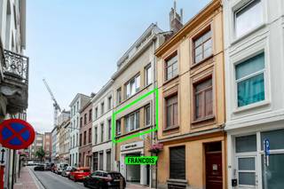 Dit instapklare appartement met een bewoonbare oppervlakte van 92 m² bevindt zich op de eerste verdieping van een karaktervol gebouw uit 1870...