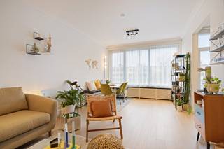 Indeling:Verdieping 3 (bereikbaar met trap/lift):- inkomhal met ingemaakte vestiaire- en bergkasten- woon- en eetkamer (26m²)- uitgeruste open...