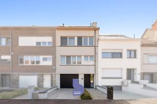 Deze volledig gerenoveerde rijwoning is rustig en residentieel gelegen in de geliefde Vuurtorenwijk te Oostende, vlak bij winkels, kinderopvang, openbaar vervoer en een speelplein. <br /><br />De woning werd van kop tot teen vernieuwd en combineert hedendaags wooncomfort met een praktische indeling. Zo werden zowel de voor- als achtergevel opnieuw bekleed, verkeert het dak in uitstekende staat en beschikt de woning over een conforme elektrische keuring.<br /><br />Op het gelijkvloers beschikt de woning over een ruime oprit waar je de wagen gemakkelijk kunt parkeren, aangevuld met een diepe garage met automatische sectionale poort. Achteraan de garage is er bovendien nog praktische bergruimte. Verder vinden we op dit niveau een eerste ruime slaapkamer, die uiteraard ook perfect dienst kan doen als bureau of hobbyruimte, en er is nog een handige wasplaats.<br /><br />Een absolute troef is de diepe en bijzonder zonnige tuin, waar je in alle rust kunt genieten van het buitenleven. Een ideale plek voor een gezellige barbecue, spelende kinderen of gewoon heerlijk ontspannen in de zon.<br /><br />Op de eerste verdieping kom je terecht in een lichtrijke en sfeervolle leefruimte. Dankzij de grote raampartijen geniet je hier van een aangename natuurlijke lichtinval. Tijdens de koudere maanden zorgt de gashaard dan weer voor extra warmte en gezelligheid.<br /><br />De leefruimte sluit naadloos aan op de stijlvolle en tijdloze keuken, die uitgerust is met kwalitatieve toestellen waaronder een inductiekookplaat, oven, combi-oven en meer. Vanuit de leefruimte heb je bovendien toegang tot een ruim en aangenaam terras, ideaal om buiten te tafelen of te genieten van een aperitief. Op dit verdiep is er eveneens een apart toilet.<br /><br />De tweede verdieping biedt twee volwaardige slaapkamers en maar liefst twee badkamers. Er is een aparte douchekamer en daarnaast een ruime badkamer uitgerust met een ligbad, dubbele lavabo en toilet. Comfort en ruimte zijn hier duidelijk de rode draad.<br /><br />De zolderverdieping werd vervolgens ingericht als een ruime master bedroom. Een heerlijke privéverdieping die perfect kan dienen als ouderlijke slaapkamer.<br /><br />En alsof dat nog niet genoeg is, beschikt de woning over een bijzonder interessant pakket aan energiezuinige voorzieningen: maar liefst 14 zonnepanelen, een thuisbatterij van 5 kWh, een regenwaterput van 6.000 liter en een EPC-label B.<br /><br />Kortom: een volledig vernieuwde, ruime en energiezuinige woning met 4 slaapkamers, garage, zonnige tuin, terras én meerdere badkamers, gelegen in een rustige en kindvriendelijke buurt vlak bij Oostende en Bredene. Een woning waar je zonder grote werken meteen je nieuwe thuis van kunt maken!