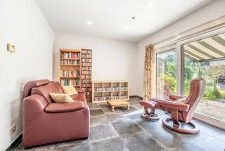 Ontdek dit gunstig gelegen gelijkvloersappartement met gezellige tuin.
Het appartement omvat een inkomhal, een open leefruimte met woonkamer, eetplaats en keuken, één slaapkamer, een badkamer met wastafel en inloopdouche en een apart toilet.
Vanuit de leefruimte heeft u rechtstreeks toegang tot de aangename tuin. Aansluitend bevindt zich een ruime berging, die extra opbergruimte biedt.
De privatieve autostaanplaats voor de deur is inbegrepen in de prijs.
Gunstig EPC-label B!