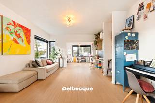 Deze lichtrijke halfopen woning ligt centraal in Varsenare, op een boogscheut van Brugge. Winkels, openbaar vervoer en de autosnelweg liggen vlakbij: een ideale uitvalsbasis.<br /><br />De woning werd enkele jaren geleden ('2018) zeer grondig gerenoveerd en is vandaag volledig instapklaar.<br /><br />Op het gelijkvloers vindt u een inkomhal met apart toilet en een tweeledige leefruimte met grote raampartijen. Het voorste deel van de leefruimte leent zich perfect als bureau of speelkamer. Het hart van de woning is de bijzonder ruime leefkeuken, strak afgewerkt en voorzien van kwalitatieve inbouwtoestellen. Achter de keuken bevindt zich nog een praktische bijkeuken/berging. Via grote schuiframen in de leefkeuken stapt u zo naar het terras en de zuidoost georiënteerde tuin met gazon. De grote garage biedt naast plaats voor de wagen ook ruimte voor een wasplaats en extra opberging.<br /><br />Op de eerste verdieping bevinden zich drie slaapkamers, waaronder een zeer ruime masterbedroom, en een badkamer met douche, lavabo en toilet. De zolder is momenteel bereikbaar via een zolderluik, maar biedt mogelijkheden om met een vaste trap verder ingericht te worden als extra slaapkamer.<br /><br />Qua comfort en energie is de woning voorzien van hoogrendementsbeglazing, een recente cv-ketel en zonnepanelen (23 m²), wat zich vertaalt in een gunstig EPC.<br /><br />Kortom: een ruime gezinswoning met groeipotentieel, op een toplocatie.<br /><br />Interesse? Er is een bezoekmoment gepland op dinsdag 03/11 tussen 15.30u en 18u. Schrijf u in in één van de tijdsloten via de link: https://tinyurl.com/gistelsteenweg141<br /><br />Contacteer ons vandaag nog voor een bezoek via www.delbecque.immo.