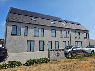 PRACHTIG DUPLEXAPPARTEMENT MET RUIM TERRAS - Deze grote duplex met fantastisch terras is gelegen op boogscheut van dorp Lovendegem, op de verbindingsas tussen Gent en Eeklo, alle winkels en openbaar vervoer in nabijheid. Bestaande uit: 1e verdieping: Inkomhal/traphal, vestiairehoek, gastentoilet, grote lichtrijke woonkamer/salon met toegang via schuifraam naar prachtig terras, totaal uitgeruste open keuken, ruime wasplaats/berging. 2eVerdieping: nachthal, afzonderlijk toilet, badkamer (ligbad, douche, dubbel lavabomeubel), 3 ruime slaapkamers (10,3 – 14,6 – 16,5 m2). Autostaanplaats. Alle verlichting voorzien. Geen syndic kosten! Beschikbaar vanaf 1 december2026. ABSOLUTE TOPWOONST!! Bezoek enkel mogelijk op afspraak met Immo-X via email.