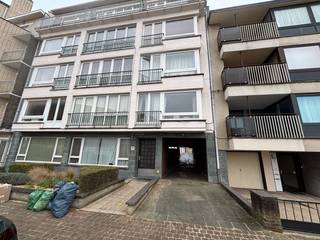 Afgesloten garagebox in een complex nabij de Zeedijk te Mariarkerke.De garage heeft volgende afmetingen:Lengte: 5 mHoogte: 1,70 mBreedte poort: 2,64...