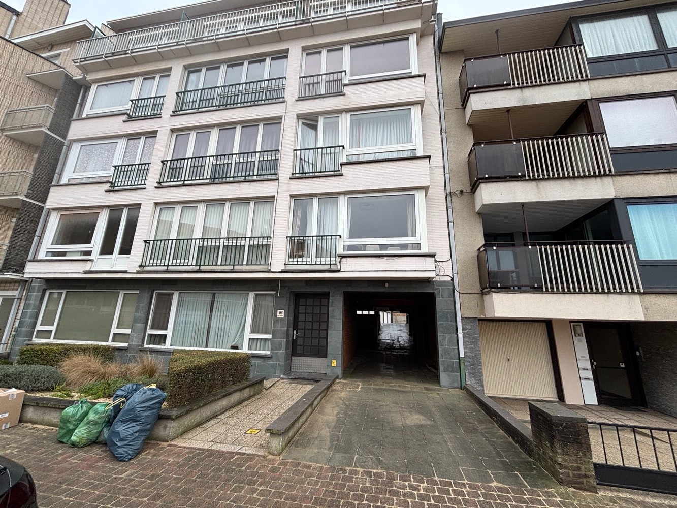 Afgesloten garagebox nabij de Zeedijk te Mariakerke ! - foto 3